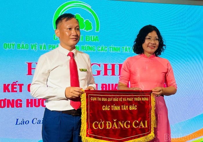 Lãnh đạo Quỹ Bảo vệ và Phát triển rừng tỉnh Lai Châu (bên trái) nhận cờ trưởng cụm thi đua.
