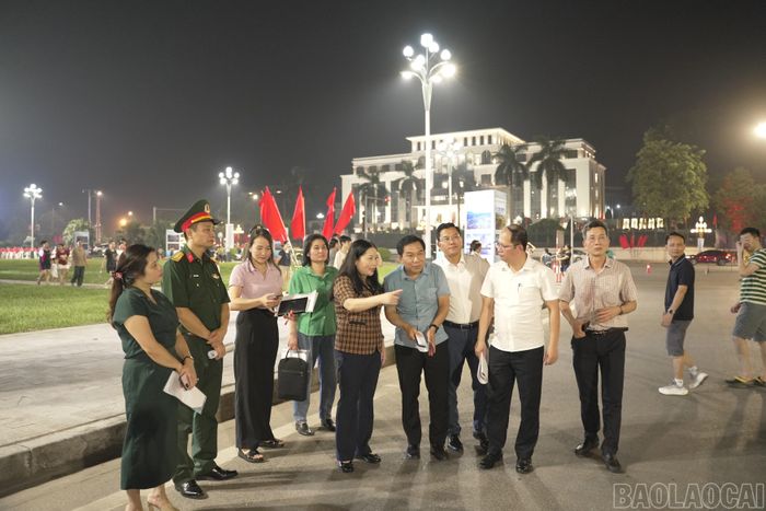Đồng chí Vũ Thị Hiền Hạnh, Phó Chủ tịch UBND tỉnh kiểm tra công tác chuẩn bị các điều kiện phục vụ khai trương Phố đi bộ phường Yên Bái tại khu vực Quảng trường 19/8.
