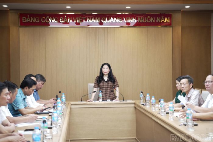 Đồng chí Vũ Thị Hiền Hạnh, Phó Chủ tịch UBND tỉnh phát biểu chỉ đạo, rút kinh nghiệm ngay sau buổi tổng duyệt Chương trình nghệ thuật chào mừng Hội nghị Xúc tiến Đầu tư tỉnh Lào Cai năm 2026.