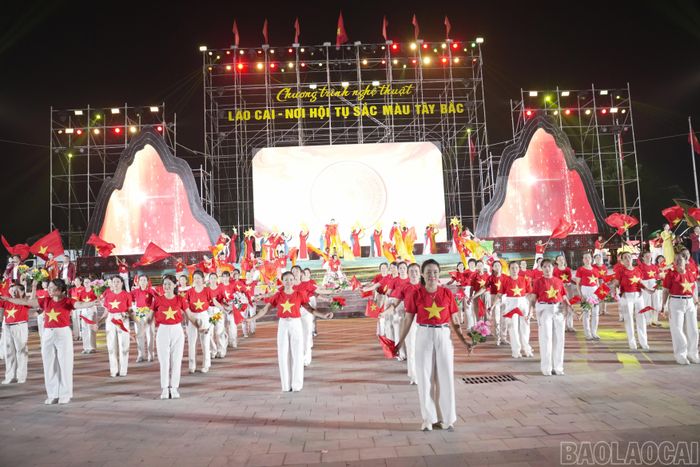 Hơn 800 nghệ nhân, diễn viên chuyên và không chuyên mang đến những tiết mục đậm đà bản sắc văn hóa các dân tộc Lào Cai.