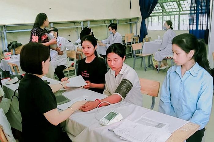 Khám sức khỏe cho các em học sinh trên địa bàn xã