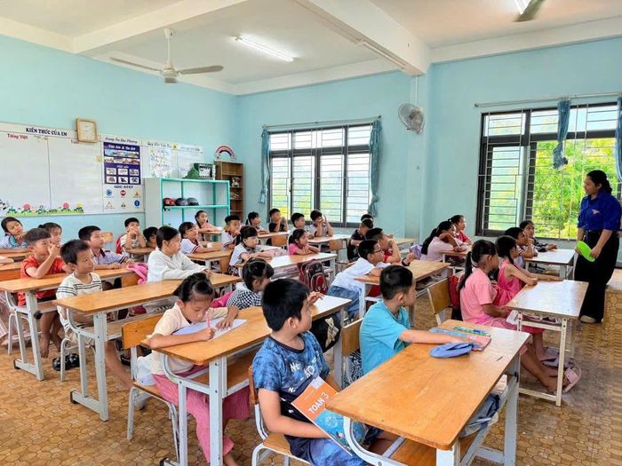 "Lớp học áo xanh" tại xã Liên Hương