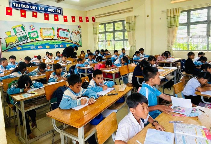 Lớp học hè tại xã Đơn Dương có đông học sinh tham gia