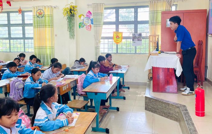 Học sinh chăm chú học bài