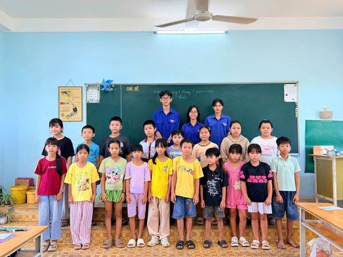 Các chiến sĩ mùa hè xanh chụp hình lưu niệm với các em học sinh