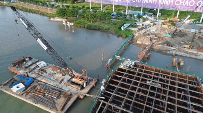 Mẻ bê tông bệ trụ đầu tiên của phần cầu chính (trụ TC2) được đổ trong chiều 11/5. Ảnh: Anh Tú
