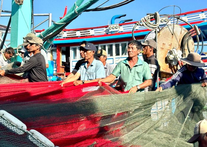 Các thuyền viên tại phường Phú Thủy, Phan Thiết chuẩn bị ngư lưới cụ cho chuyến ra khơi
