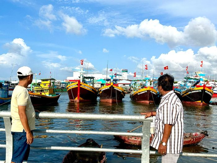 Ông Phạm Tiêu (phải) và ông Đinh Bảy là 2 chủ tàu tại Phan Thiết cùng nỗi lo thiếu bạn thuyền khi vào cao điểm vụ cá nam