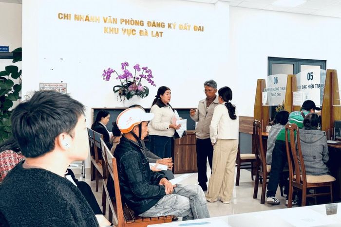 Văn phòng đăng ký đất đai của các địa phương luôn bận rộn phục vụ nhu cầu của người dân và doanh nghiệp