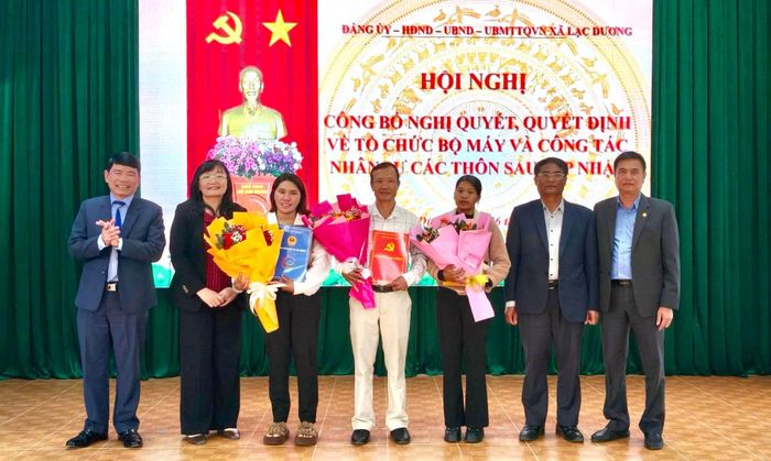 Các địa phương trong toàn tỉnh công bố nghị quyết về tổ chức bộ máy, nhân sự các thôn, tổ dân phố sau sắp xếp để các đơn vị mới chính thức hoạt động từ ngày 1/7