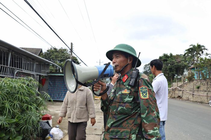 Lực lượng chức năng tổ chức di dời người dân khỏi khu vực có nguy cơ sạt lở trong mùa mưa năm 2025