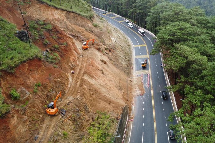 Đơn vị chức năng đang tích cực xử lý điểm nguy cơ sạt lở trên đèo Prenn sáng 14/7, bảo đảm an toàn giao thông cho các phương tiện tham gia giao thông