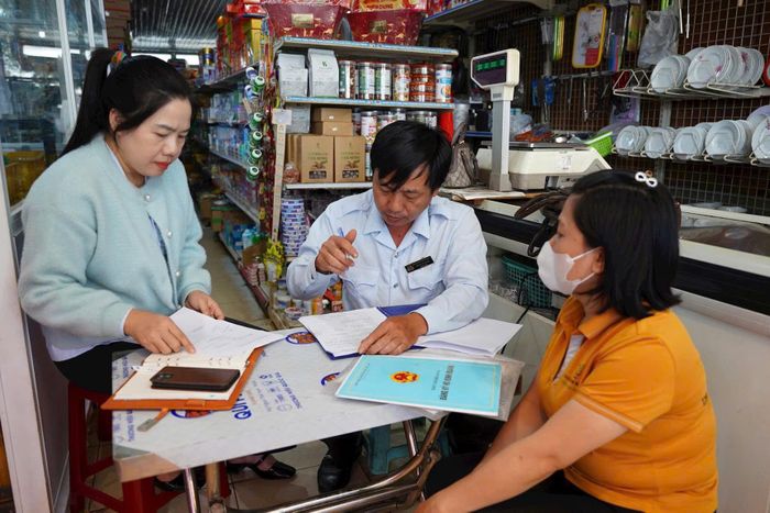 Đoàn kiểm tra liên ngành kiểm tra an toàn thực phẩm tại một cơ sở kinh doanh các mặt hàng thực phẩm trên địa bàn phường Nam Gia Nghĩa