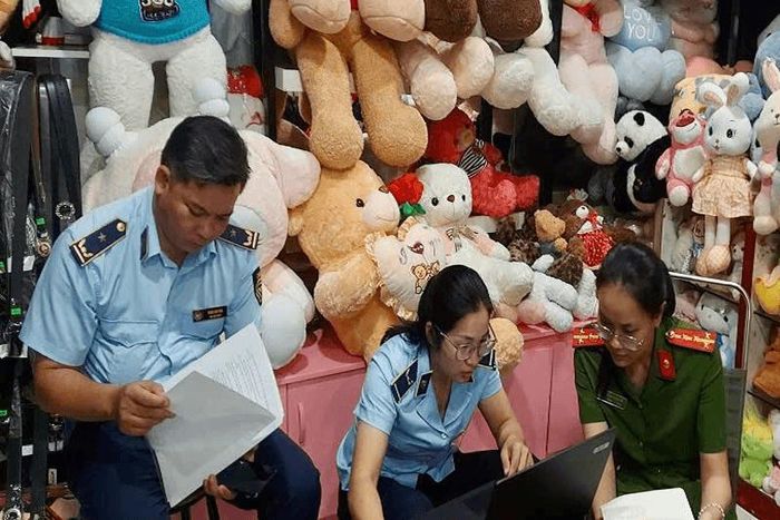Một cửa hàng kinh doanh đồ chơi trẻ em không có hóa đơn chứng từ bị lực lượng chức năng phát hiện và làm việc