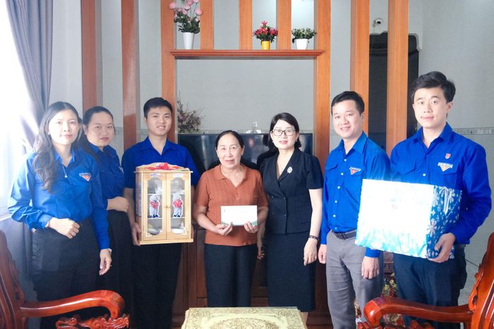 Ban Thường vụ Đoàn Các cơ quan Đảng tỉnh Lâm Đồng thăm hỏi, tặng quà cho gia đình Mẹ Việt Nam Anh hùng Thái Thị Tương