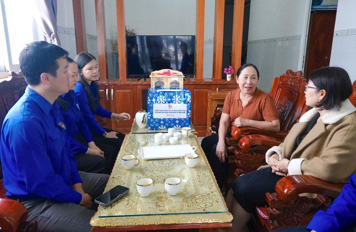 Đoàn ân cần thăm hỏi sức khỏe, đời sống, bày tỏ lòng biết ơn sâu sắc trước những cống hiến, hi sinh to lớn của Mẹ Việt Nam Anh hùng Thái Thị Tương và gia đình