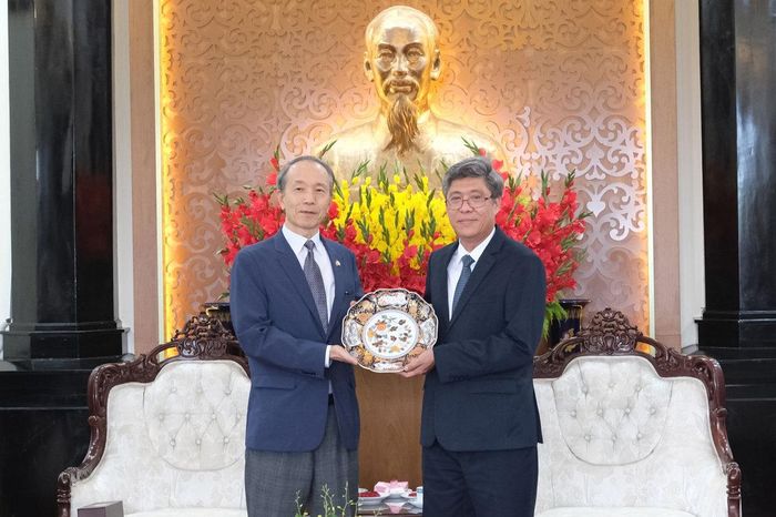 Tổng Lãnh sự Nhật Bản Ono Masuo tặng quà lưu niệm đến lãnh đạo tỉnh Lâm Đồng