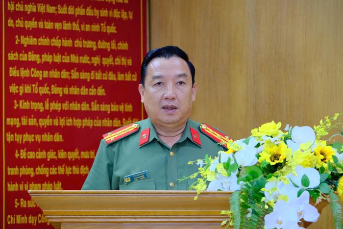 Đại tá Trần Văn Mười, Phó Giám đốc Công an tỉnh phát biểu chỉ đạo tại hội nghị