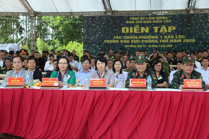 Các đồng chí: Phạm Thị Phúc, Phó Bí thư Tỉnh ủy, Chủ tịch Ủy ban MTTQ Việt Nam tỉnh; Đại tá Trần Hữu Nhân, Phó Tham mưu trưởng Quân khu 7; Thiếu tướng Đinh Hồng Tiếng, Ủy viên Ban Thường vụ Tỉnh ủy, Chỉ huy trưởng Bộ Chỉ huy Quân sự tỉnh và các đại biểu dự lễ bế mạc