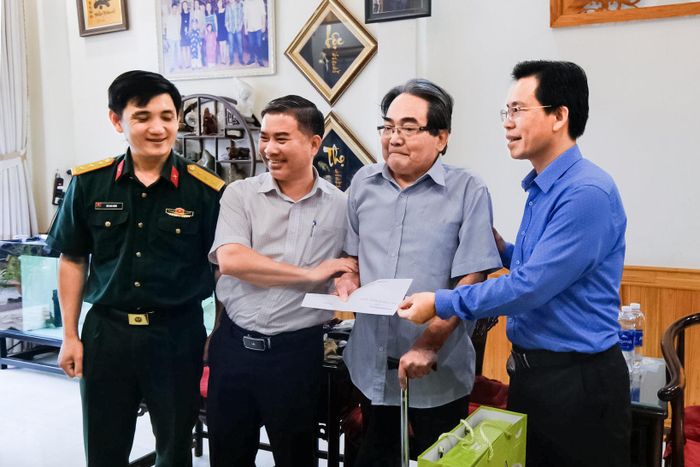 Lãnh đạo xã Đức Trọng tặng quà Anh hùng Lực lượng vũ trang nhân dân Mai Thanh Minh