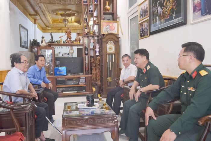 Thiếu tướng Đinh Hồng Tiếng thông tin kết quả diễn tập với Anh hùng Lực lượng vũ trang nhân dân Mai Thanh Minh