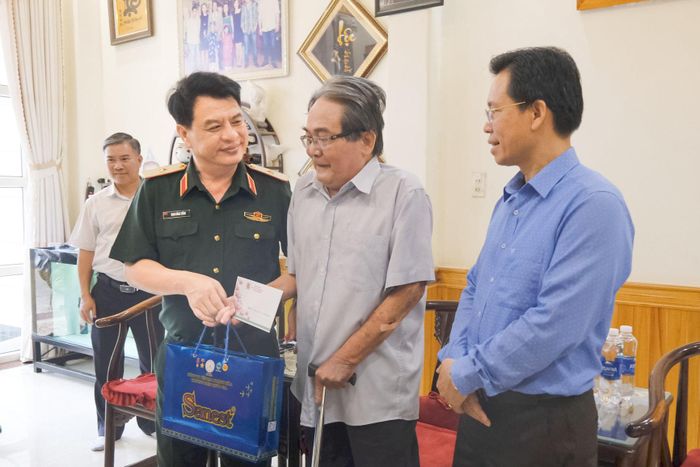 Thiếu tướng Đinh Hồng Tiếng, Ủy viên Ban Thường vụ Tỉnh ủy, Chỉ huy trưởng Bộ Chỉ huy Quân sự tỉnh thăm và tặng quà Anh hùng Lực lượng vũ trang nhân dân Mai Thanh Minh