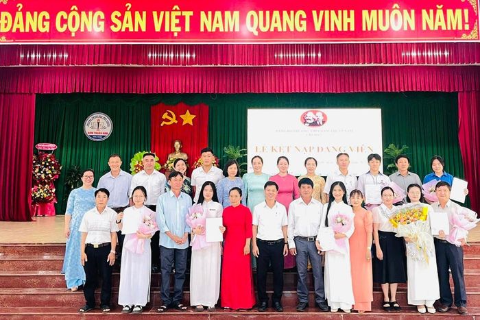 Nhiều học sinh tiêu biểu đã được đứng vào hàng ngũ của Đảng tại Trường THPT Hàm Thuận Nam, xã Hàm Thuận Nam (Ảnh minh họa)