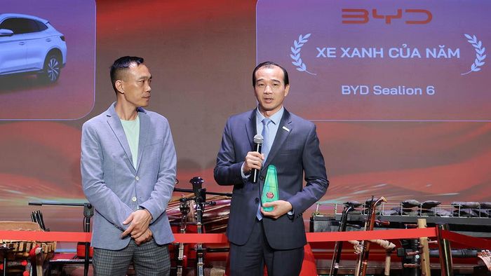 Ông Võ Minh Lực - COO BYD Việt Nam phát biểu tại sự kiện sau khi Sealion 6 được công bố chiến thắng danh hiệu "Xe Xanh của Năm".