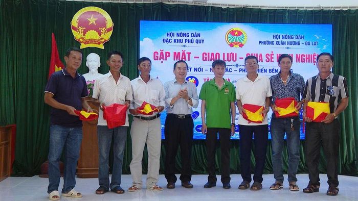 Hội Nông dân phường Xuân Hương – Đà Lạt đã trao tặng Hội Nông dân Đặc khu Phú Quý 300 lá cờ Tổ quốc