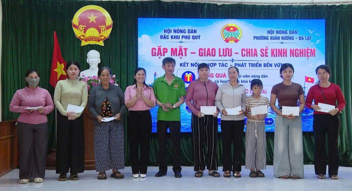 Hội Nông dân phường Xuân Hương – Đà Lạt đã trao tặng những phần quà dành cho hội viên, ngư dân có hoàn cảnh khó khăn