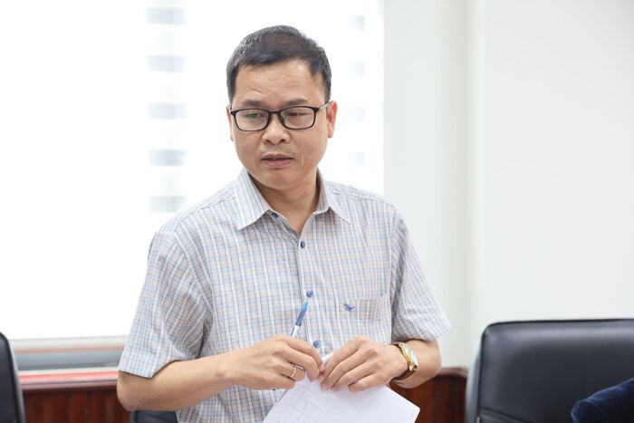 Đồng chí Nguyễn Phi Long, Phó Giám đốc Báo và Phát thanh, Truyền hình Lâm Đồng trao đổi thông tin về chất lượng các tác phẩm tham gia dự thi