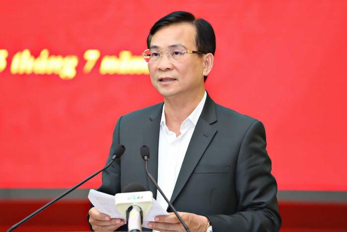 Đồng chí Hồ Văn Mười, Ủy viên Ban Chấp hành Trung ương Đảng, Phó Bí thư Tỉnh ủy, Chủ tịch UBND tỉnh Lâm Đồng thông qua tờ trình của Ban Thường vụ Tỉnh ủy