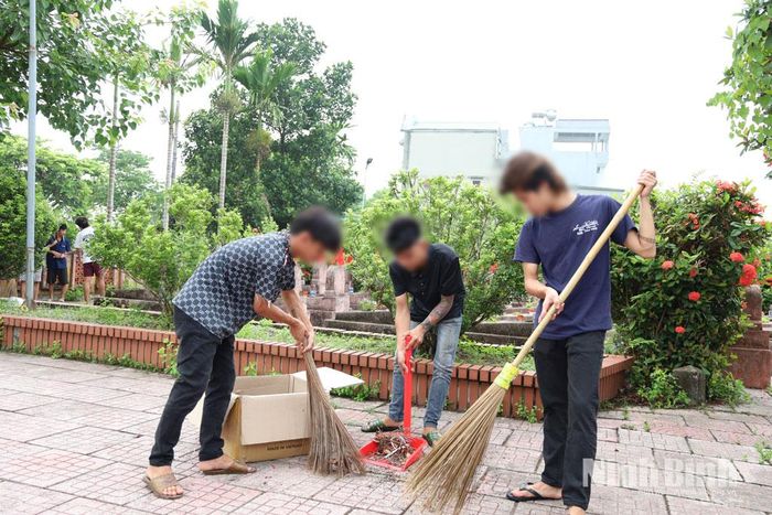 Công an xã Bình Mỹ tổ chức các buổi sinh hoạt, lao động công ích cho các em thanh, thiếu niên trên địa bàn.
