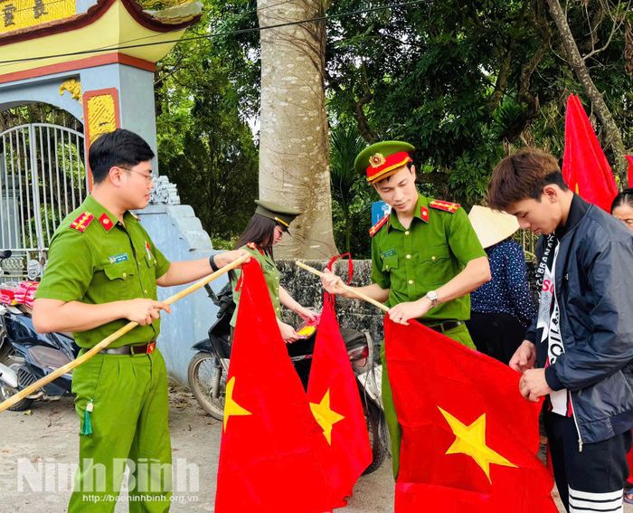 Cán bộ Công an xã Bình Lục cùng thanh, thiếu niên tham gia chăm sóc tuyến đường cờ Tổ quốc trên địa bàn.