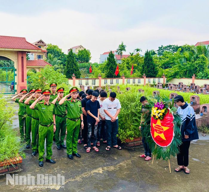 Công an xã Bình Lục tổ chức hoạt động giáo dục, cảm hóa thanh, thiếu niên có nguy cơ vi phạm pháp luật thông qua các hoạt động tri ân nhân kỷ niệm Ngày Thương binh - Liệt sĩ (27/7).