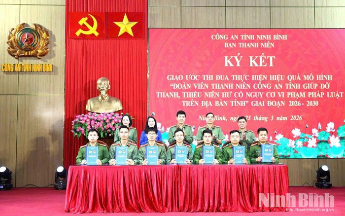 Các cấp bộ Đoàn trong lực lượng Công an toàn tỉnh ký giao ước thi đua triển khai thực hiện hiệu quả mô hình “Đoàn viên, thanh niên Công an tỉnh giúp đỡ thanh, thiếu niên có nguy cơ vi phạm pháp luật”.