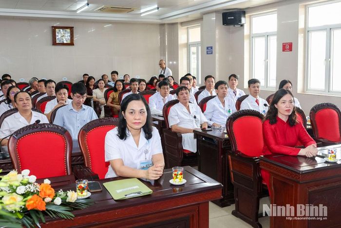 Các đại biểu dự lễ khai trương.