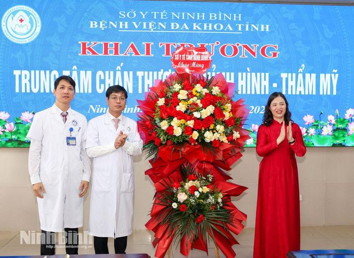 Đồng chí Phạm Thị Phương Hạnh, Tỉnh ủy viên, Giám đốc Sở Y tế tặng hoa chúc mừng Trung tâm.