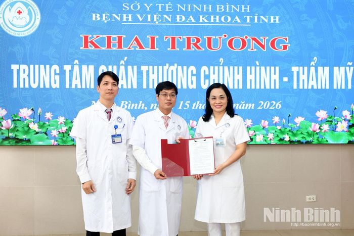 Đồng chí Chu Thị Giang, Giám đốc Bệnh viện Đa khoa tỉnh trao quyết định thành lập Trung tâm Chấn thương chỉnh hình - Thẩm mỹ.