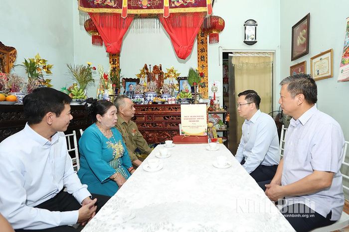 Đồng chí Trần Đăng Quỳnh, Ủy viên dự khuyết Trung ương Đảng, Phó Bí thư Thường trực Tỉnh ủy thăm, tặng quà gia đình ông Đỗ Công Thắng, thương binh 81% (tổ dân phố 1 Đệ Tứ).