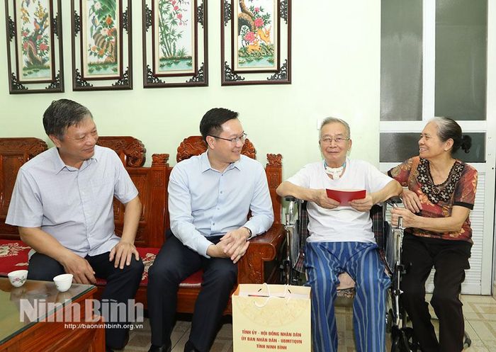 Đồng chí Trần Đăng Quỳnh, Ủy viên dự khuyết Trung ương Đảng, Phó Bí thư Thường trực Tỉnh ủy thăm, tặng quà gia đình ông Trần Khánh Vinh, thương binh 81% (tổ dân phố 1 Đệ Tứ).