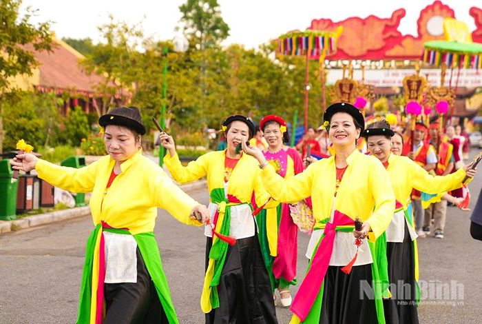 Độc đáo nghệ thuật múa Sênh tiền tại lễ hội Đền Lảnh Giang.
