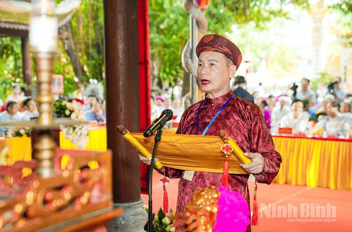 Nghệ nhân Nhân dân Phạm Hải Hậu, Thủ nhang Đền Lảnh Giang thực hiện nghi lễ cáo yết.