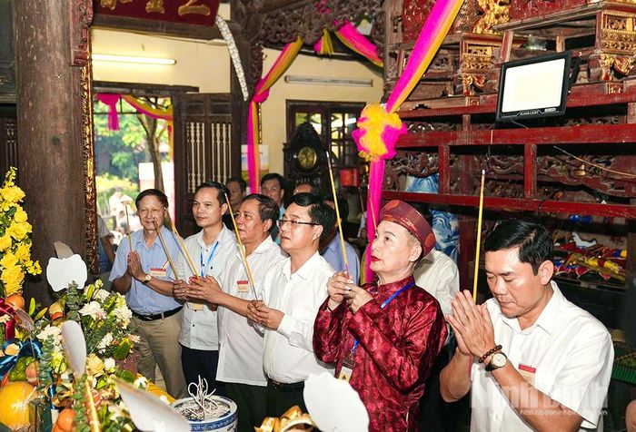 Các đại biểu thực hiện nghi lễ dâng hương.