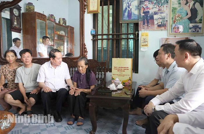 Đồng chí Mai Văn Tuất, Phó Bí thư Tỉnh ủy, Trưởng Đoàn đại biểu Quốc hội tỉnh và đoàn công tác của tỉnh thăm, tặng quà, động viên bà Đoàn Thị Dùng, vợ Liệt sĩ Phạm Văn Khoại, thôn Chung Lý, xã Bắc Lý.