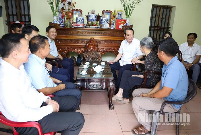 Đồng chí Mai Văn Tuất, Phó Bí thư Tỉnh ủy, Trưởng Đoàn đại biểu Quốc hội tỉnh và đoàn công tác của tỉnh thăm, động viên bà Phạm Thị Nhẽ, vợ Liệt sĩ Nguyễn Kim Viên, thôn Trạm Đồng, xã Bắc Lý.