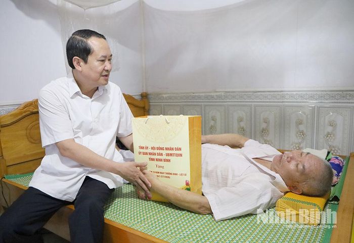 Đồng chí Mai Văn Tuất, Phó Bí thư Tỉnh ủy, Trưởng Đoàn đại biểu Quốc hội tỉnh thăm, tặng quà thương binh Vũ Đức Lợi, thôn Vũ Xá, xã Bắc Lý.