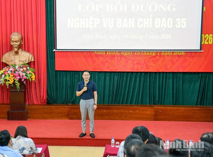 Đại diện Phòng Báo điện tử - Nội dung số, Báo và phát thanh, truyền hình Ninh Bình truyền đạt chuyên đề kỹ năng sản xuất nội dung trên nền tảng số.