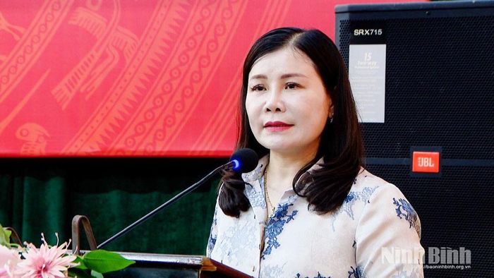 Đồng chí Nguyễn Thị Thu Thủy, Tỉnh ủy viên, Phó Bí thư Đảng ủy UBND tỉnh truyền đạt nội dung cơ bản quy định về công tác chính trị, tư tưởng trong Đảng.