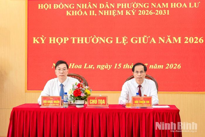 Các đồng chí chủ tọa kỳ họp. Ảnh: Ngọc Linh